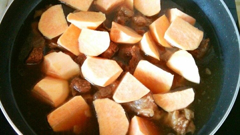 牛肉炖地瓜,把切好的地瓜放入锅里