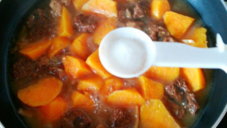 牛肉炖地瓜,加入一小勺盐