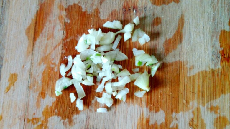 牛肉炖地瓜,葱切末备用