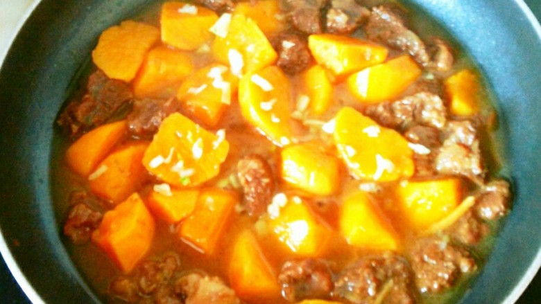 牛肉炖地瓜,炖制汤汁浓稠，撒上葱花即可