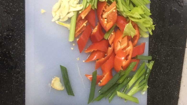 爆炒鸡块,将配菜切好
