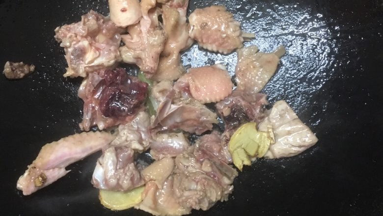 爆炒鸡块,放入鸡块爆炒，加入适量盐调味