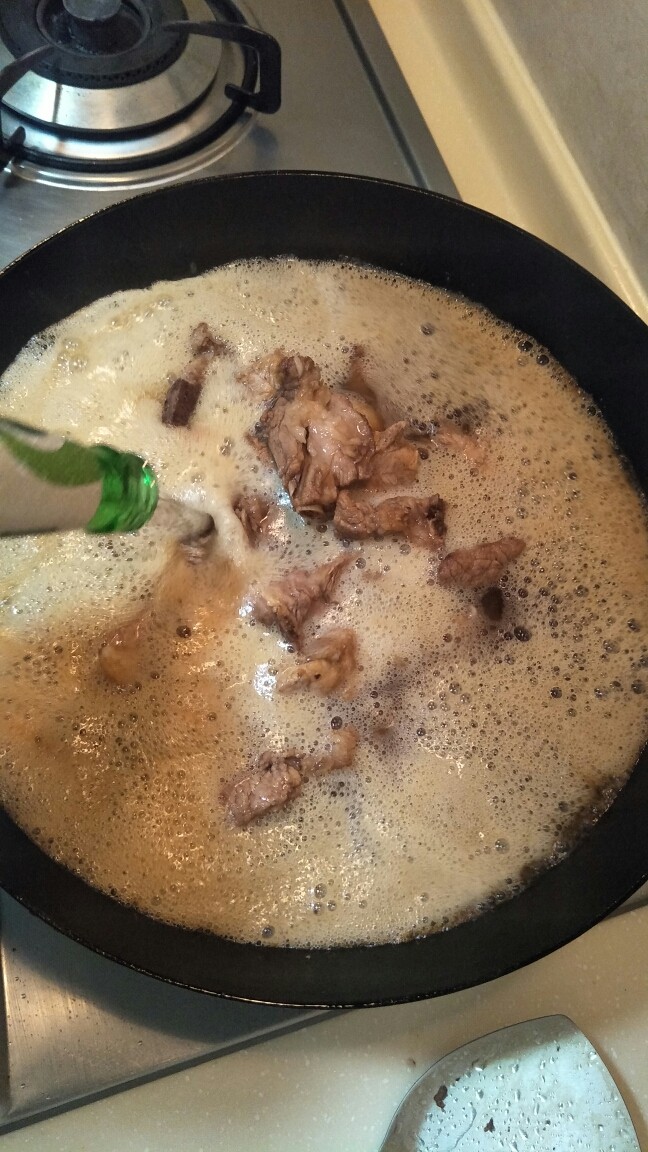 会发光的糖醋小排✨,在用刚刚的啤酒瓶接一样毫升的水
比例1:1