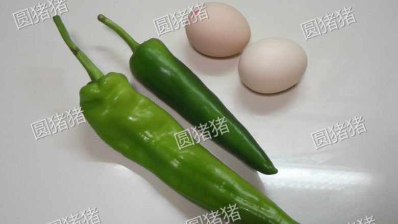 青椒炒鸡蛋,青椒色泽浅的不辣,色泽深的比较辣。