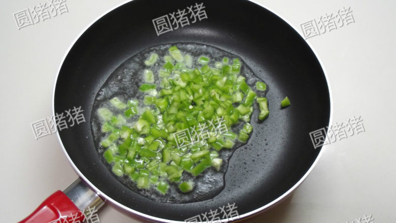 青椒炒鸡蛋,锅内热1大匙油,加入青椒碎炒1分钟。