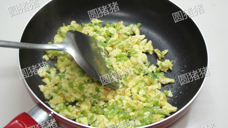 青椒炒鸡蛋,用中火一边煎,一边用锅铲将蛋铲碎,直到蛋被煎的表皮焦黄色即可。