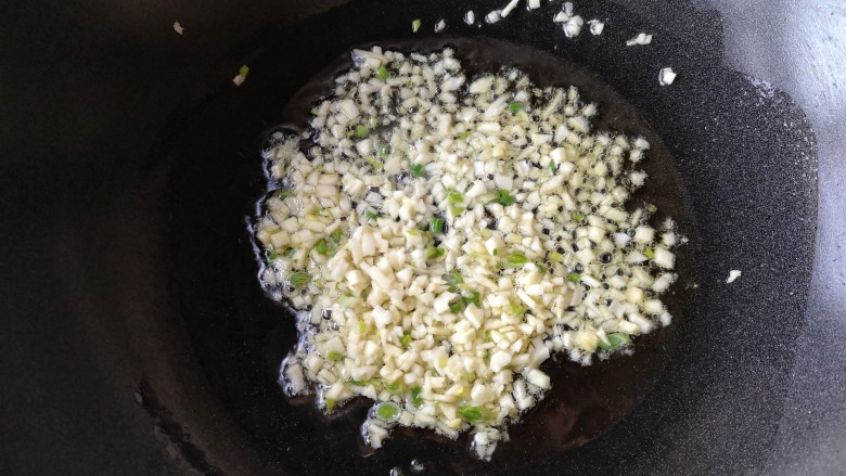 蒜蓉粉丝蒸金针菇——快手下饭就靠它,锅中适量油烧至7成热,下入蒜末,爆出香味。