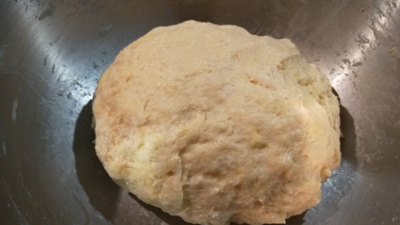 新文美食 自制烤箱板披萨,把黄油倒入盆中加少量温水合成面团发酵。