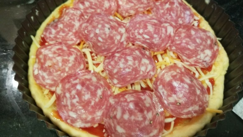 新文美食 自制烤箱板披萨,铺上一层肠片。