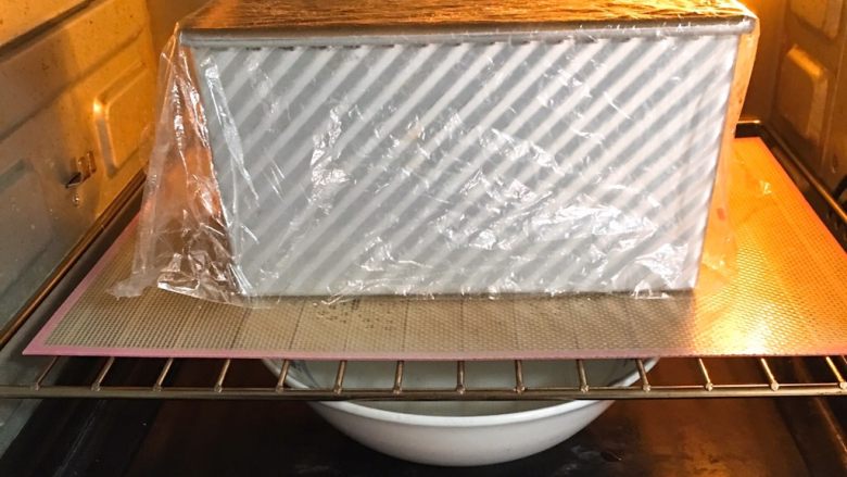 胡萝卜吐司面包,盖上保鲜膜放入厨师机两次发酵,方法同上也是60分钟。