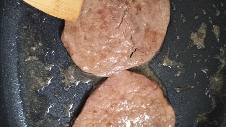 煎牛排配意大利面,锅内倒入油,油微热的时候,放入牛排,小火慢煎,我吃5分熟,煎了6分钟,想吃熟一点就多煎2分钟。煎牛排的时候,可以打2个<a style='color:red;display:inline-block;' href='/shicai/ 9'>鸡蛋</a>一起煎(前提是平底锅够大哈哈哈)