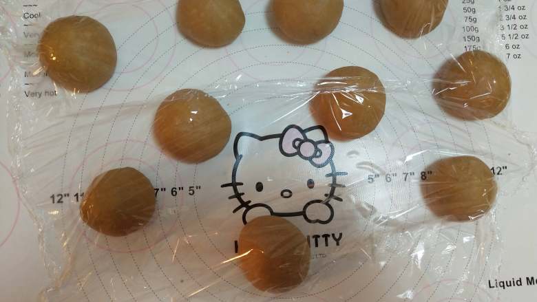 土豆包,将小面团揉圆,盖保鲜膜松弛15分钟!豆沙馅分成30克一份,备用