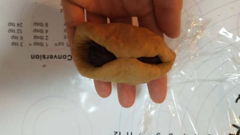 土豆包,一份面团拍扁,包入30克豆沙馅,捏紧收口