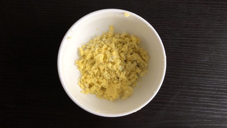 蛋奶小馒头(宝宝辅食),蛋黄过筛成细腻的粉末状