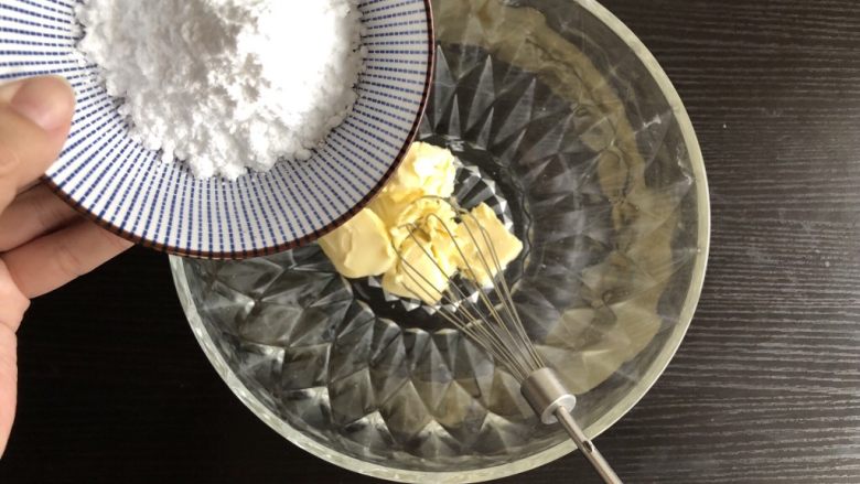 蛋奶小馒头(宝宝辅食),黄油中加入全部糖粉