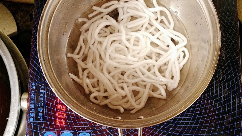 羊肉炒芹菜,鲜粉加水先煮一下,出锅用凉水投一下