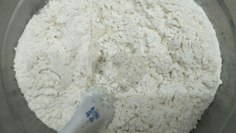 韭菜饼,将大半的温水与面粉混合,搅拌成絮状,由于面粉吸水性不同,不要一次放入水,水的用量按实际情况增减。