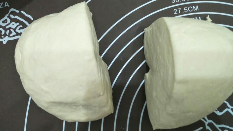 韭菜饼,将面团分成两份,盖布静置五分钟。