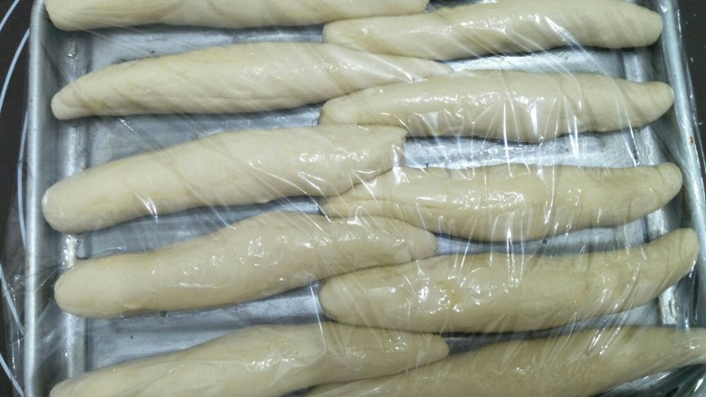 韭菜饼,盖保鲜膜静置四十分钟