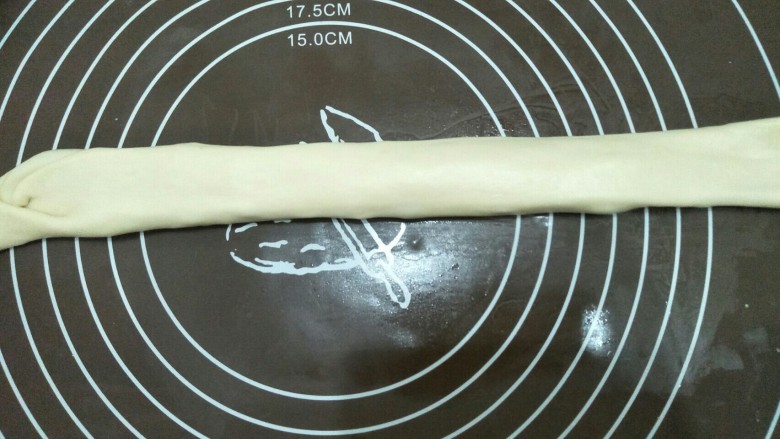 韭菜饼,两头封好口,将面条轻轻拉长,注意不要拉破面皮。