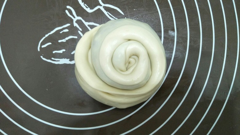 韭菜饼,从面条一边往内卷起,卷成圆型。