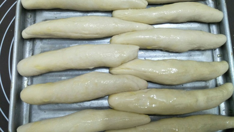 韭菜饼,将面条放入涂了油的盘上,表面再涂一层薄油。(涂油防粘)