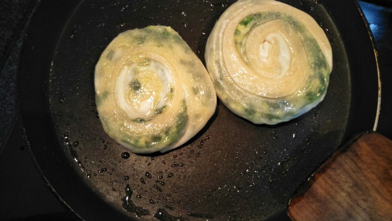 韭菜饼,翻转过来再煎另一面,煎的过程要不断翻面,直至煎到两面发黄熟透即可。