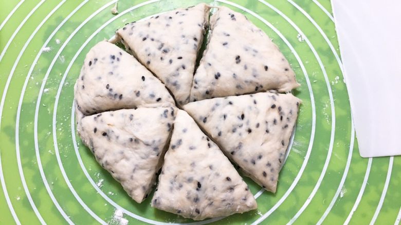 松软芝麻包,擀成圆饼,分成六份。