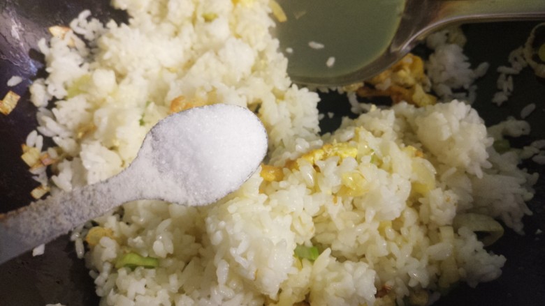 葱花蛋炒饭,再翻炒,加一勺盐。