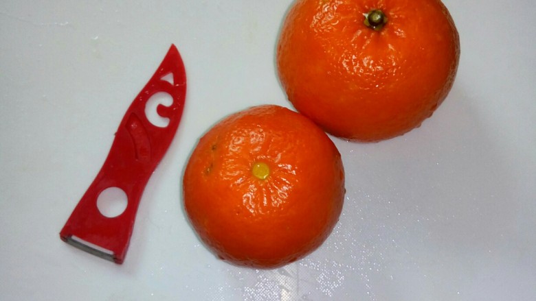 百变水果 糖渍红桔,红桔用盐加水洗净 。