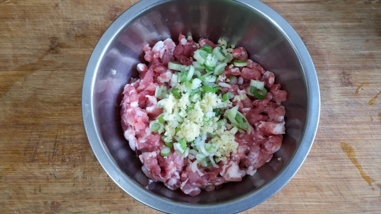 抱蛋馄饨——每天叫你的不是梦想,是早餐!,将葱姜末加入肉糜中。