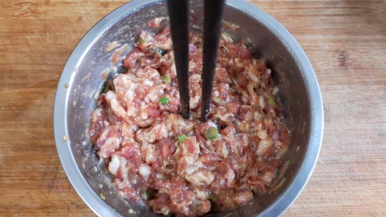抱蛋馄饨——每天叫你的不是梦想,是早餐!,用筷子顺一个方向给肉馅搅上劲儿(搅拌至筷子能立在肉馅中不倒)。