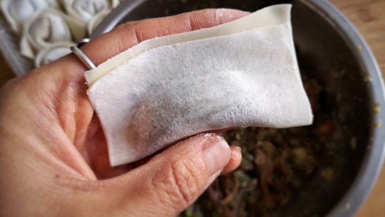 抱蛋馄饨——每天叫你的不是梦想,是早餐!,对折,留一点边(下面的皮略长一点)在两个角重合的地方抹一点水。