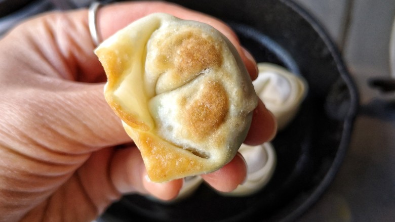 抱蛋馄饨——每天叫你的不是梦想,是早餐!,中小火煎到馄饨的一面定型(可以拿起馄饨看看馄饨底面微黄即可)。