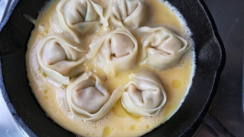 抱蛋馄饨——每天叫你的不是梦想,是早餐!,把蛋液倒入锅里。
