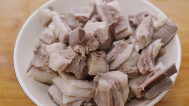 胡萝卜羊肉煲(羊排炖胡萝卜),倒出羊排,用清水冲洗干净备用。