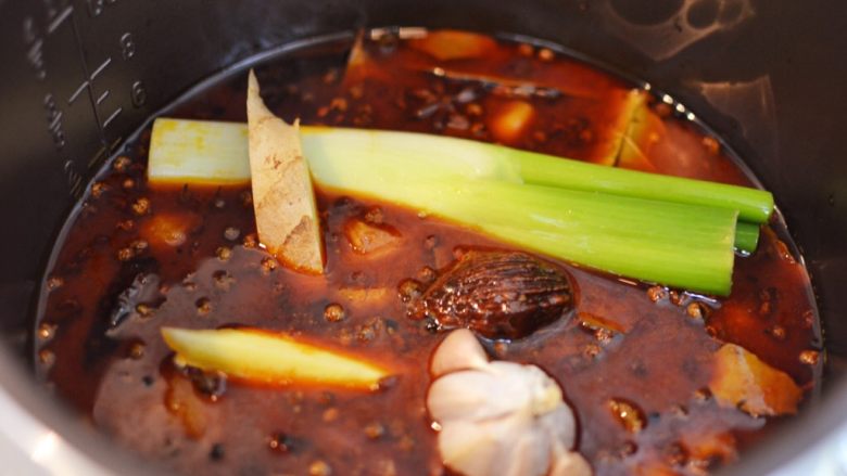 胡萝卜羊肉煲（羊排炖胡萝卜）,倒入开水没过食材，并转入电高压锅，放入葱姜蒜，选择“肉类”即可。（普通高压锅的话，大火上汽后，转小火15分钟，自然散气即可。）