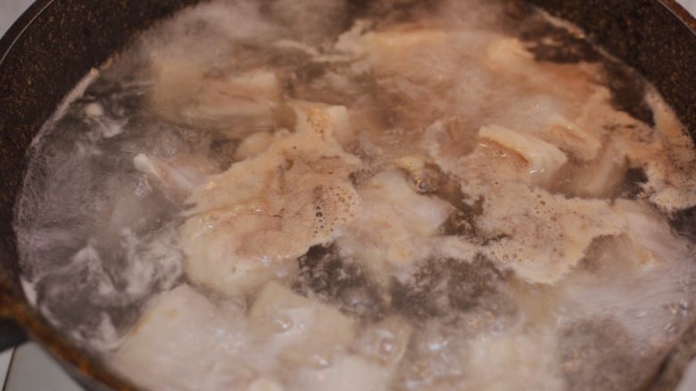 胡萝卜羊肉煲(羊排炖胡萝卜),大火烧开后,转小火10分钟,去血沫。