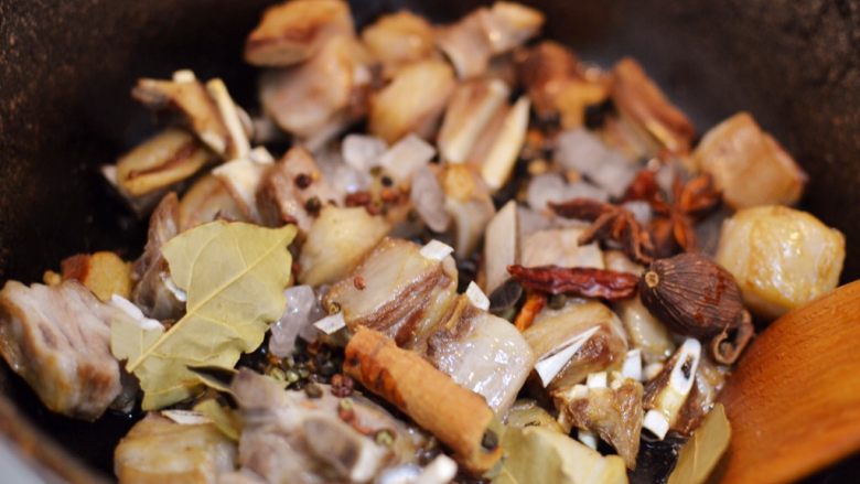 胡萝卜羊肉煲(羊排炖胡萝卜),放入大料和冰糖,炒至冰糖融化。