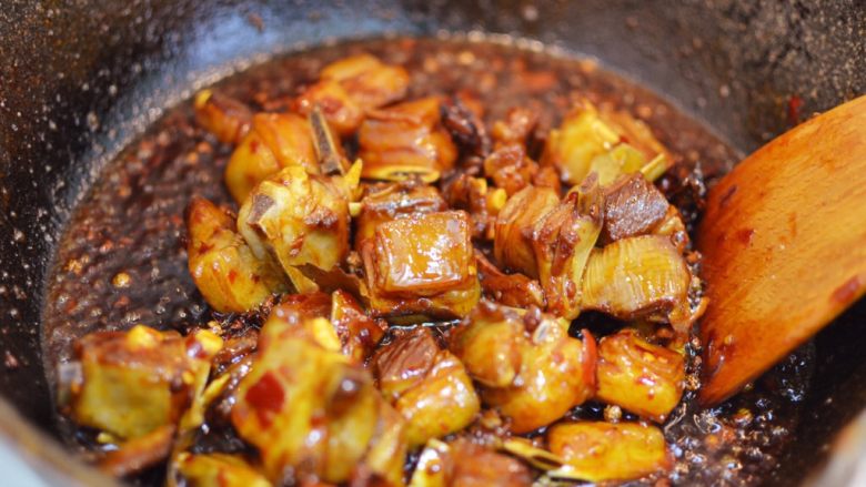 胡萝卜羊肉煲(羊排炖胡萝卜),炒至均匀上色。