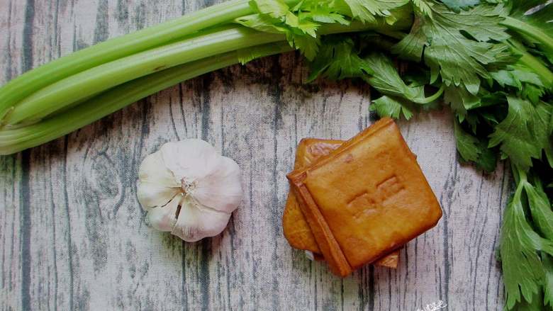 西芹炒豆干,准备食材