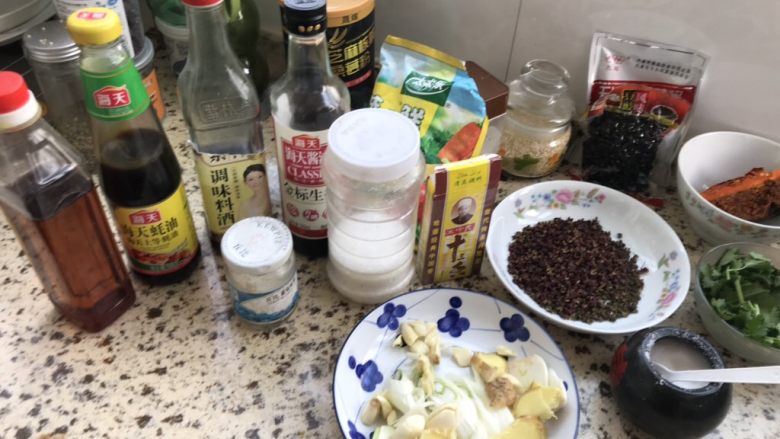 昔悦……烤鱼,蒜蓉辣酱 料酒 香油 花椒 麻椒 糖 热油下锅 翻炒 !