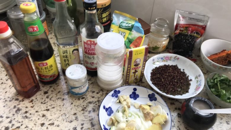 昔悦……烤鱼,蒜蓉辣酱 料酒 香油 花椒 麻椒 糖 热油下锅 翻炒 ！