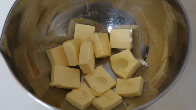 香酥美味蔓越莓饼干,<a style='color:red;display:inline-block;' href='/shicai/ 887'>黄油</a>切小块,室温软化至用拇指可以轻轻按压出洞即可。