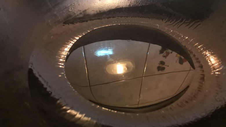 莴苣冬笋炒虾仁,热锅,下2汤匙油。