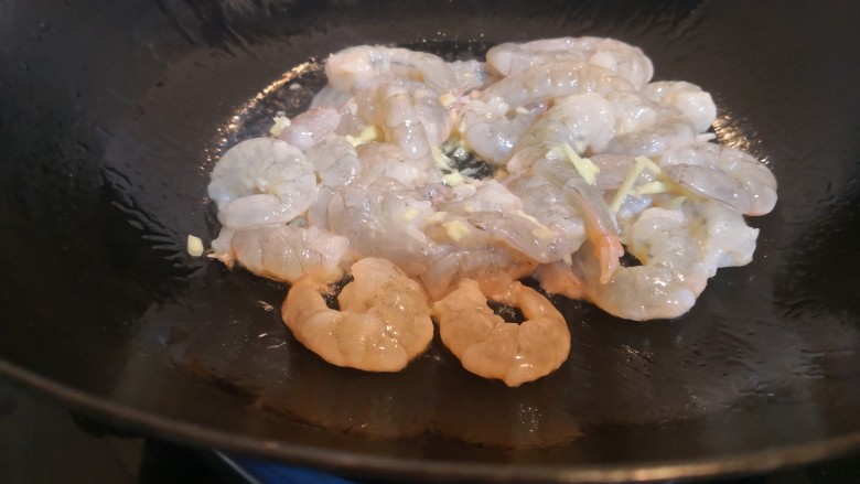 莴苣冬笋炒虾仁,下姜末和虾仁,炒至虾仁完全变色即盛起。