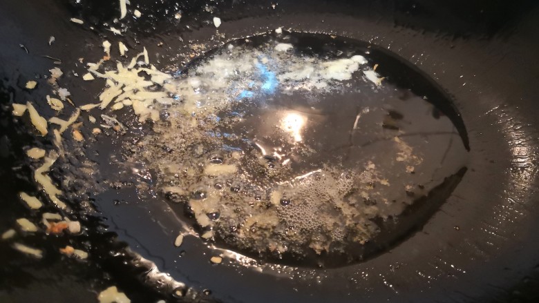 莴苣冬笋炒虾仁,同一口锅,再下1汤匙油。