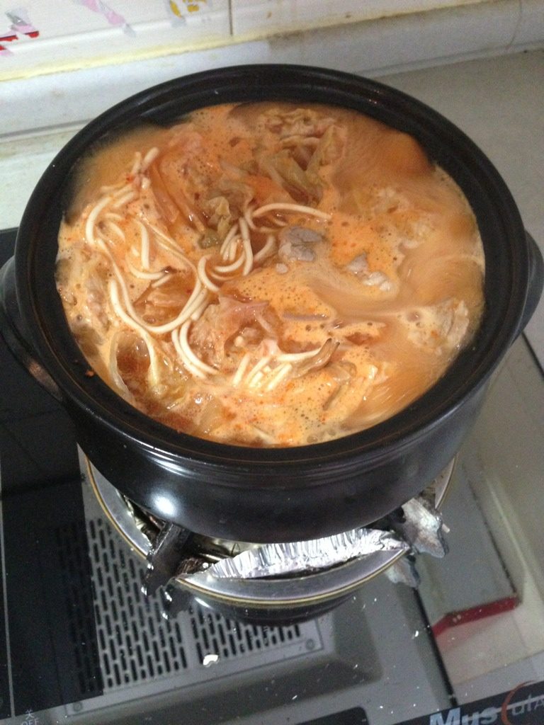 辣白菜火锅面,再煮开，放菜，煮一会就齐活了！