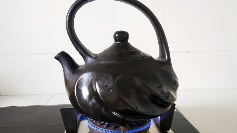 陶瓷烧水壶煮牛奶,倒入刚送到家的<a style='color:red;display:inline-block;' href='/shicai/ 13432'>鲜牛奶</a>,中大火快煮。