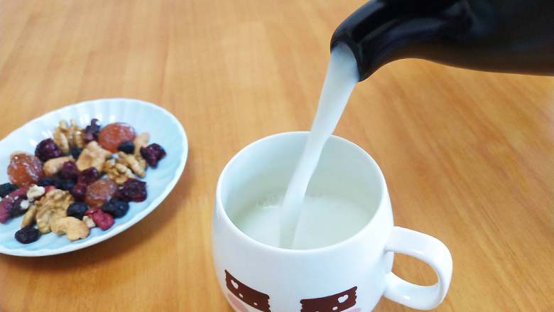 陶瓷烧水壶煮牛奶,倒入杯中,即可享用。乌黑发亮的壶嘴,呆萌可爱。